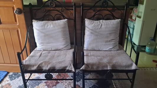 beautiful simple sitting chairs with table in  good condition