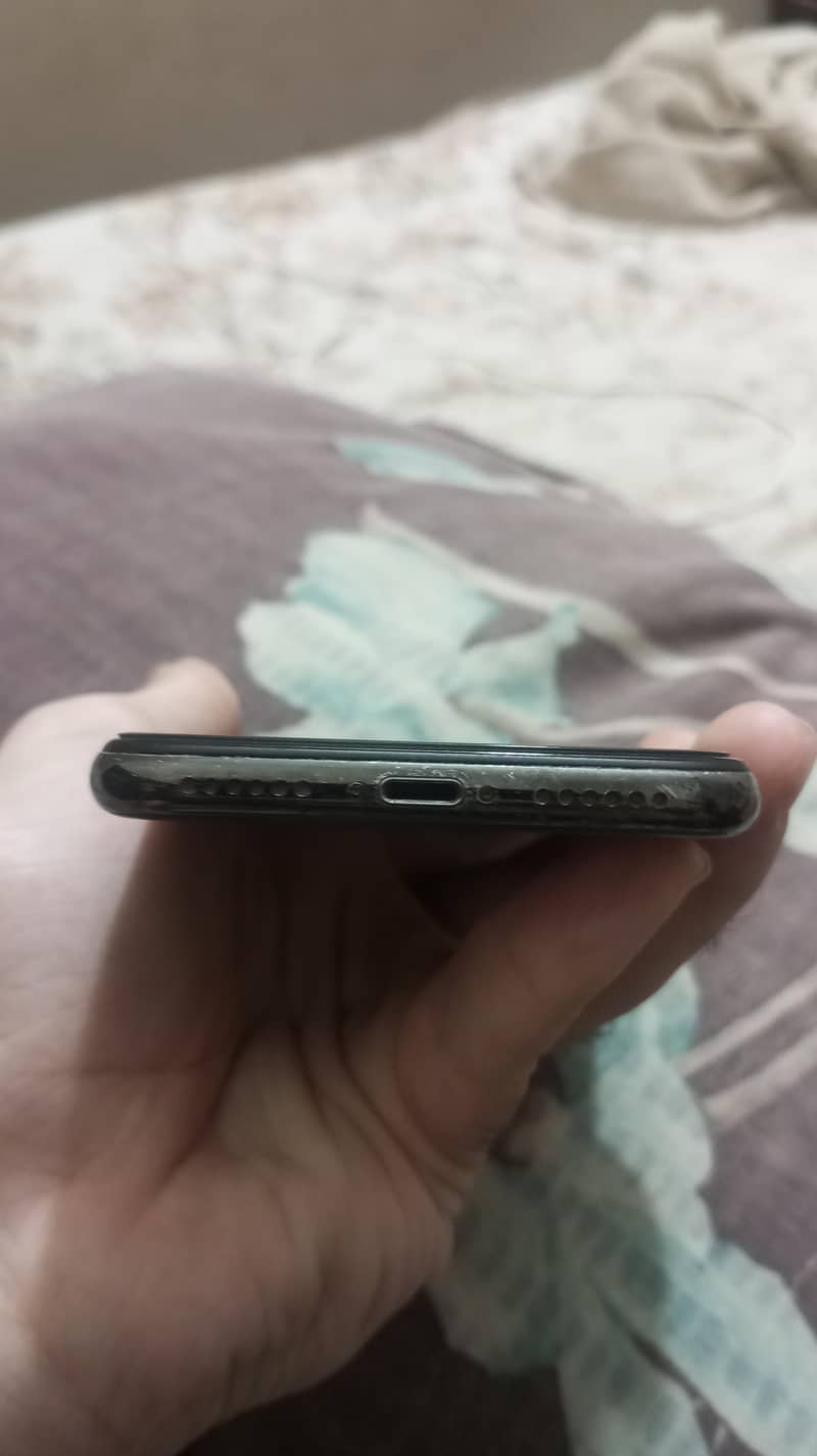 Apple iPhone X 4