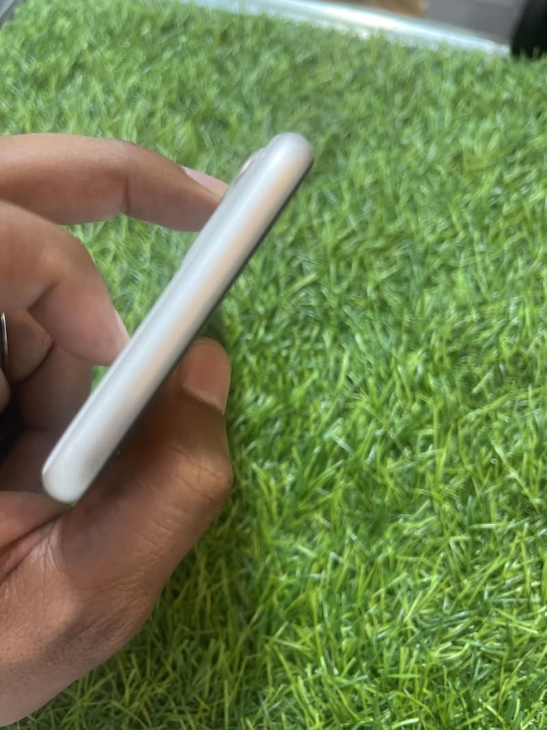 Apple iPhone 11 4