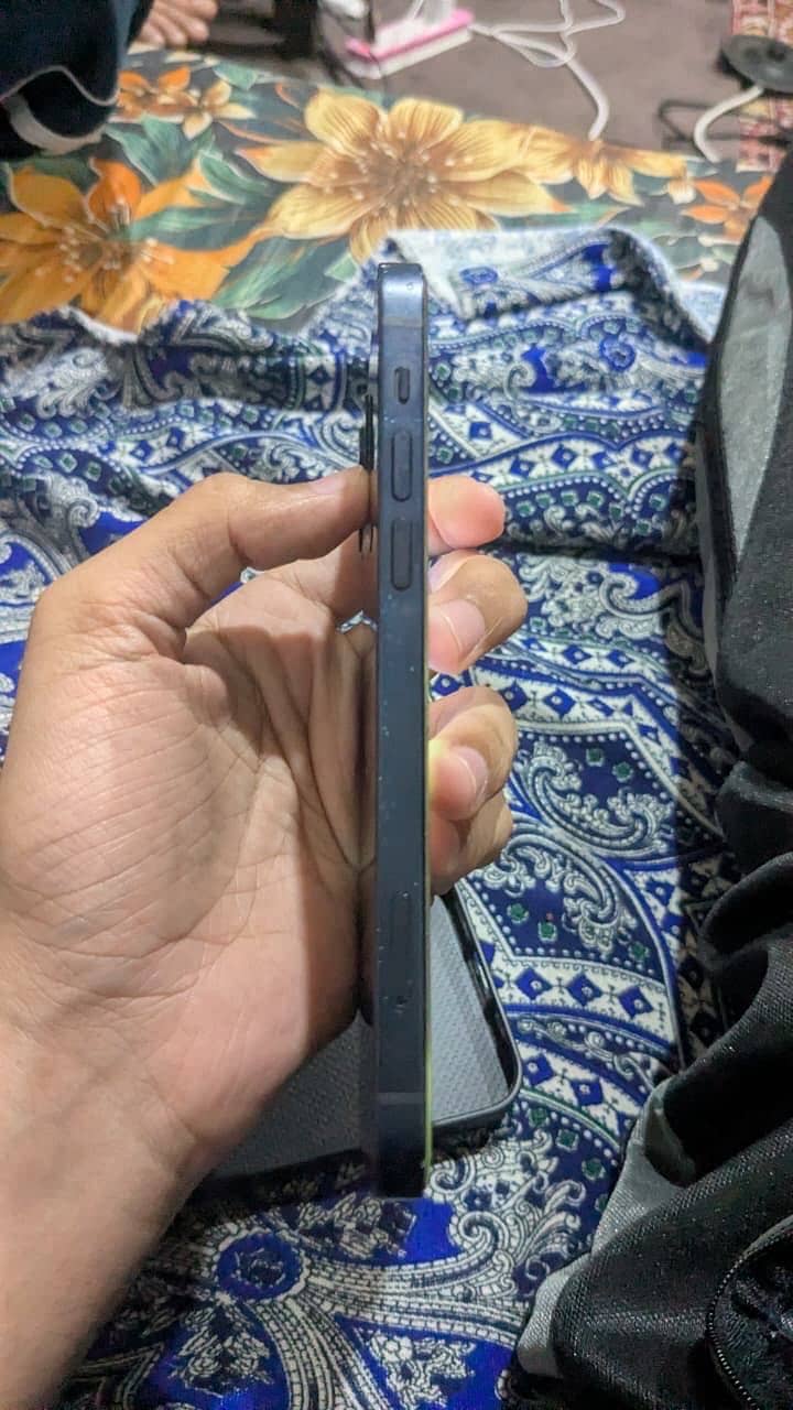 Apple iPhone 12 4