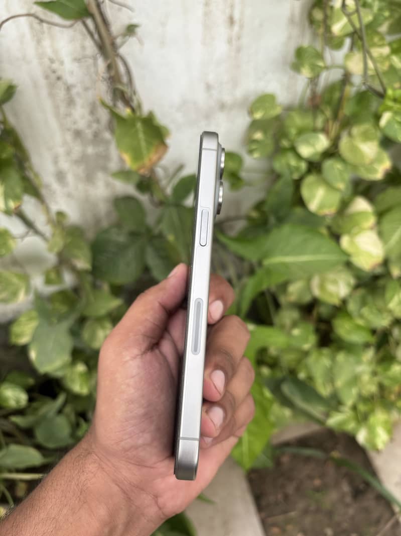 Apple iPhone 15 Pro Max 2