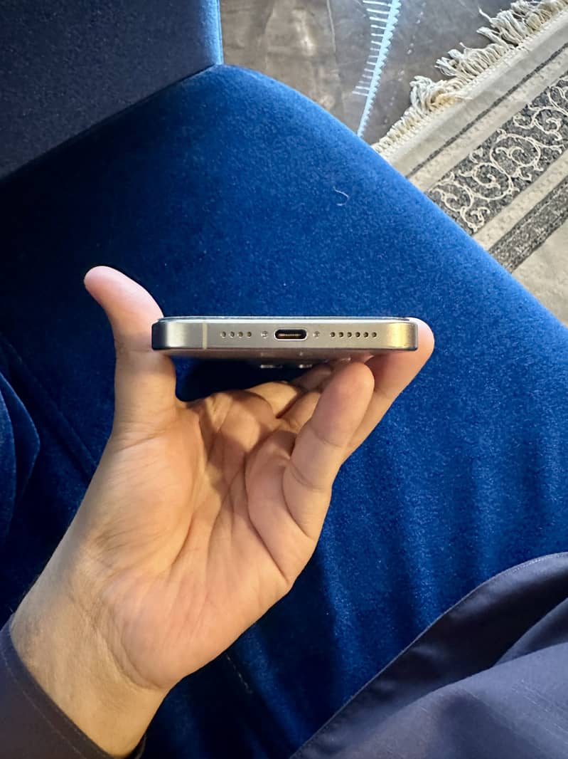 Apple iPhone 15 Pro Max 4