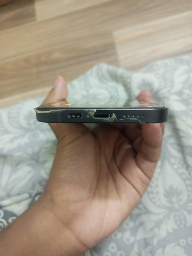 Apple iPhone 12 4