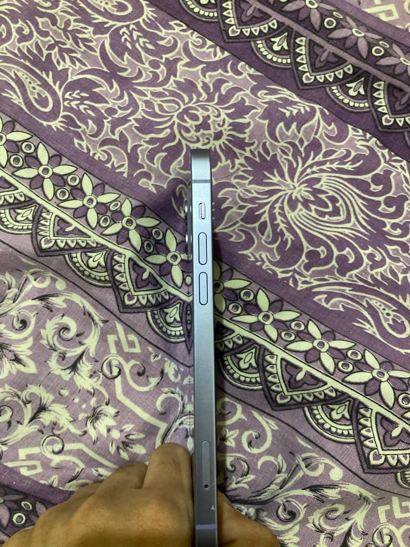 Apple iPhone 12 4