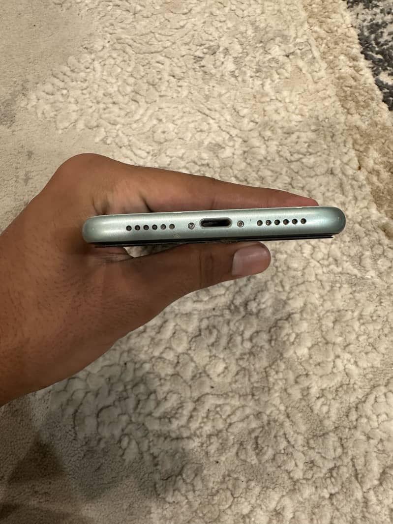 Apple iPhone 11 4