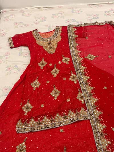 bridal lehenga Kuch ghnty hi pehna hai.