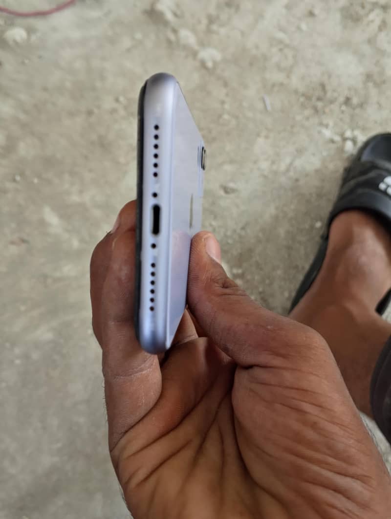 Apple iPhone 11 4