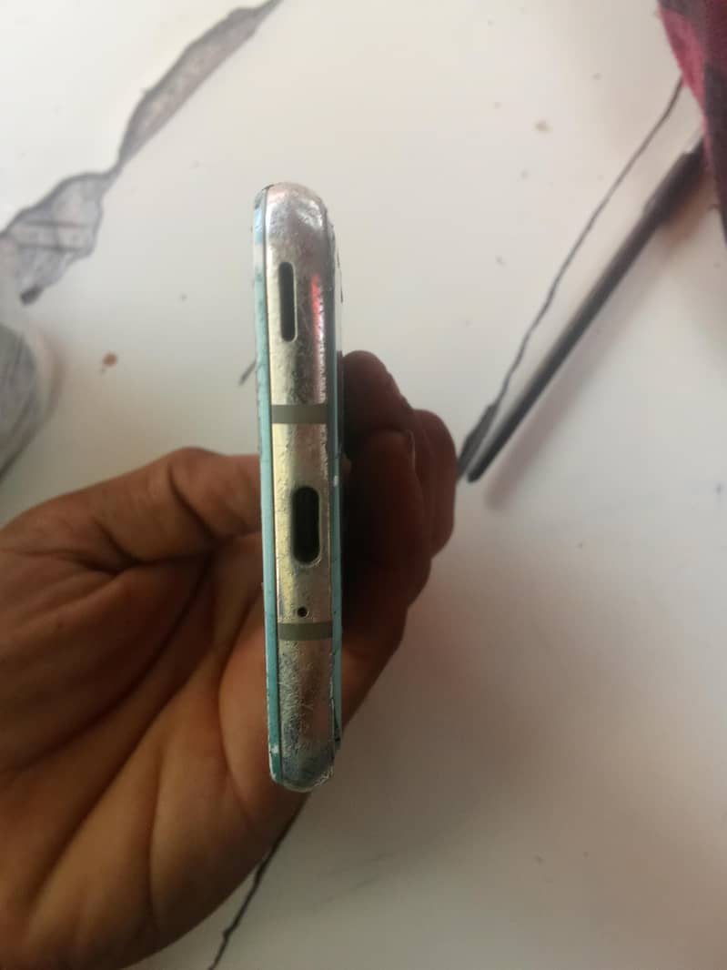 Sharp Aquos R2 3