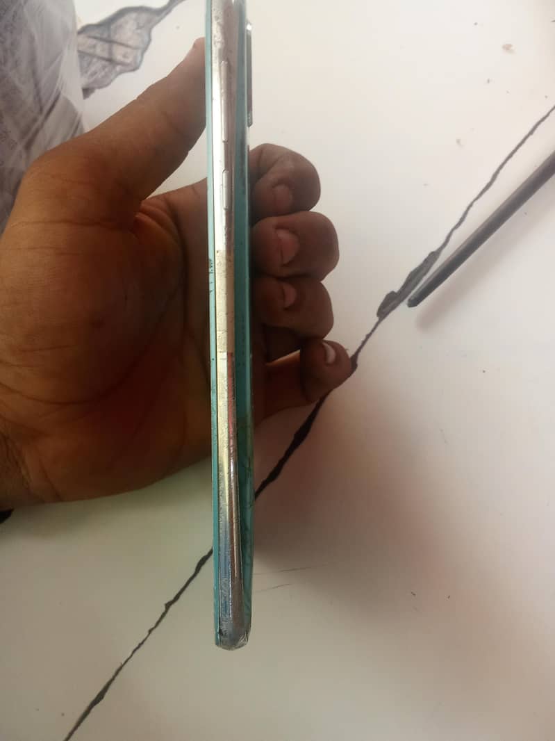 Sharp Aquos R2 4