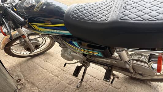 25/26 model 125 8000 km use urgent sale plz contact 03084204437
