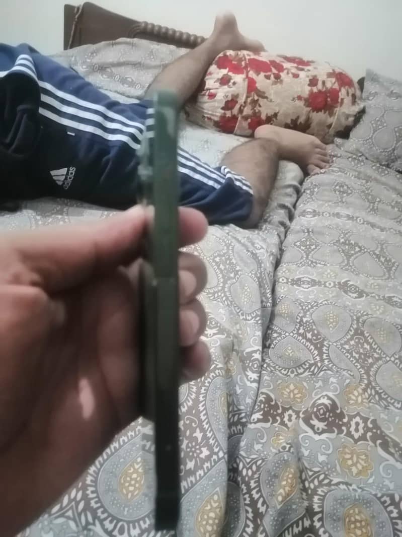 Apple iPhone 13 0
