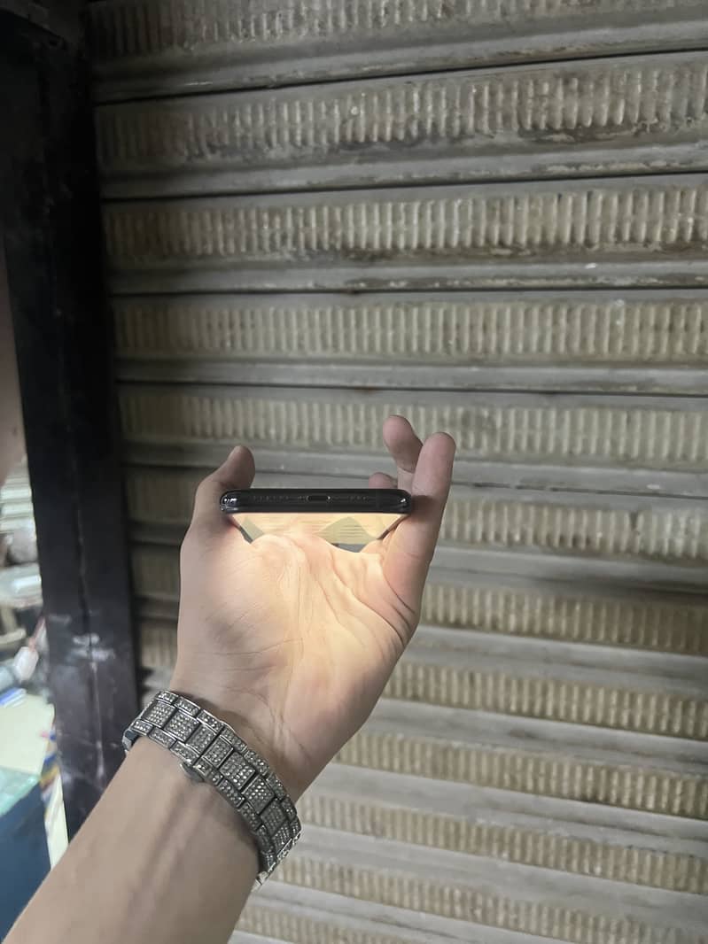 Apple iPhone 11 Pro 4