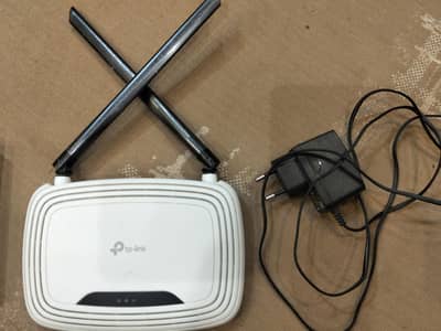 TP link wifi router with charger