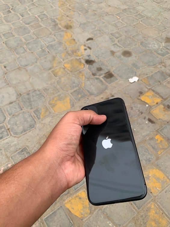 Apple iPhone 11 4