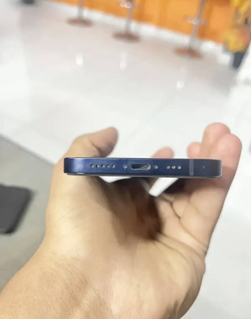 Apple iPhone 12 4