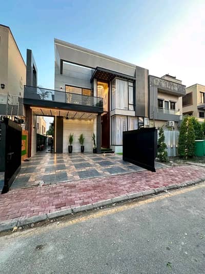 10 Marla Luxury House is Available for Rent in Bahria Town Lahore