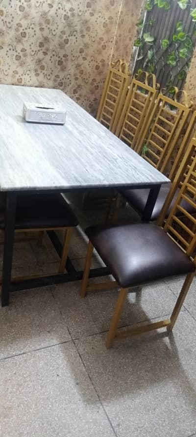 6Chairs tabal marbal boht hi achi wazni chairs ha