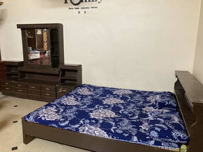 Bad ka pora set ha or eik computer trolley bhi ha