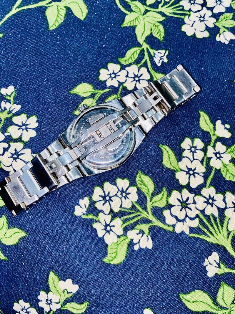 Men watch 1
