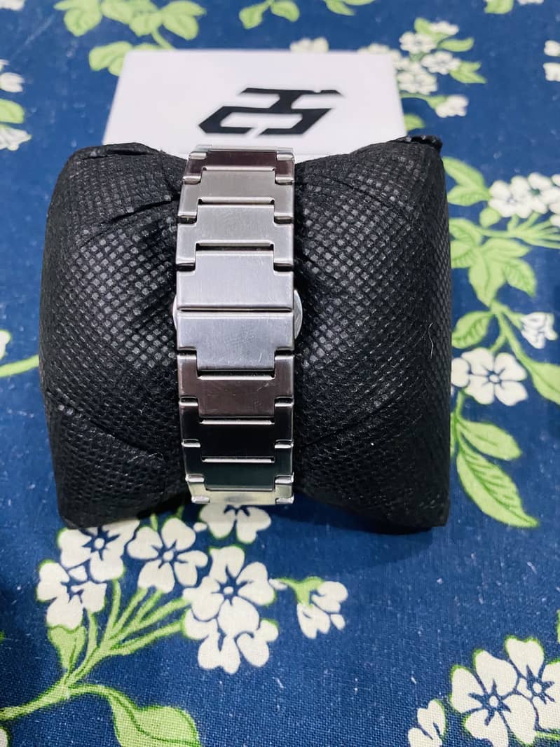 Men watch 3