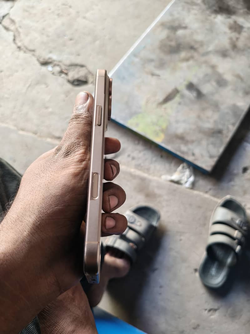 Apple iPhone 16 Pro Max 1