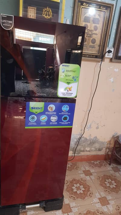 1 month use kia hai crystal glas dor refrigerator hai bilkul new