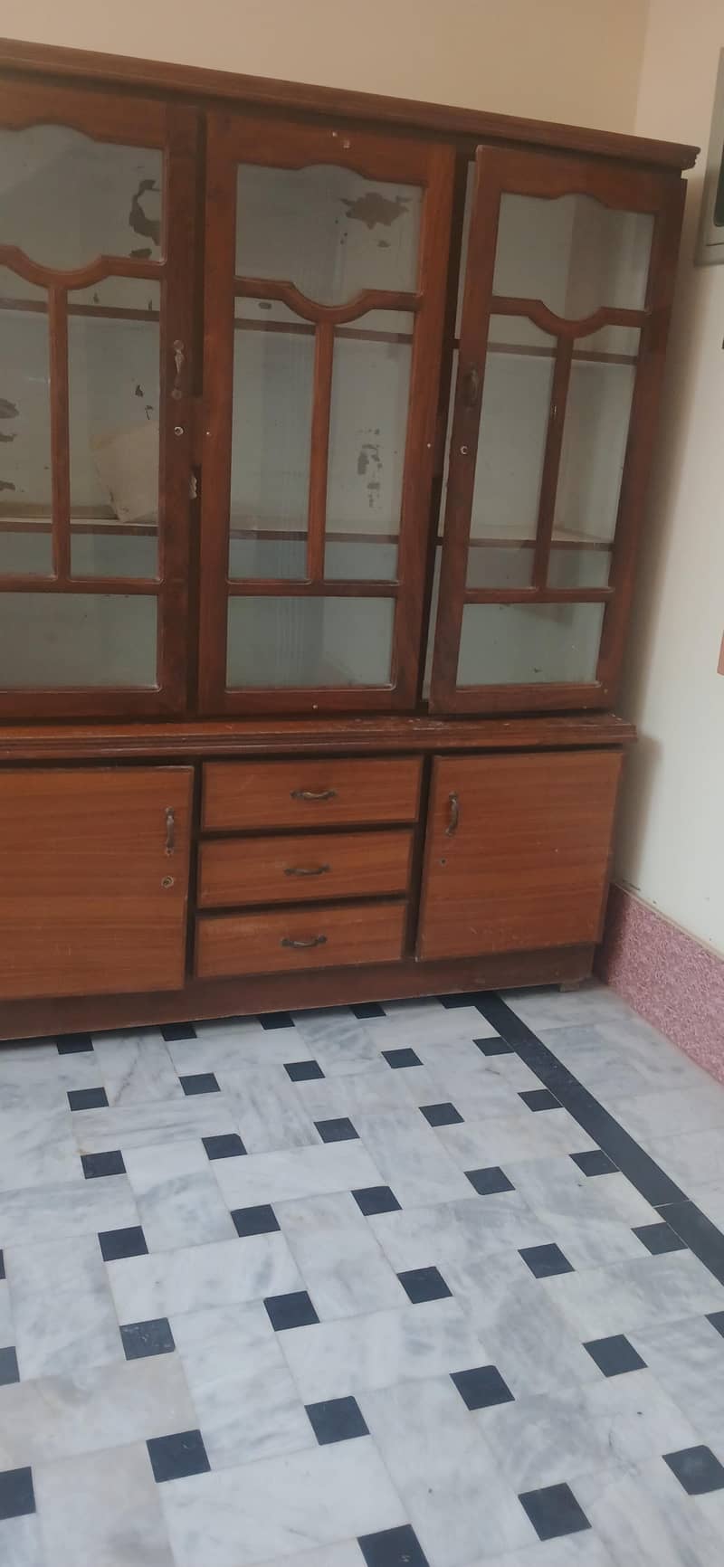 show case and dressing table 0