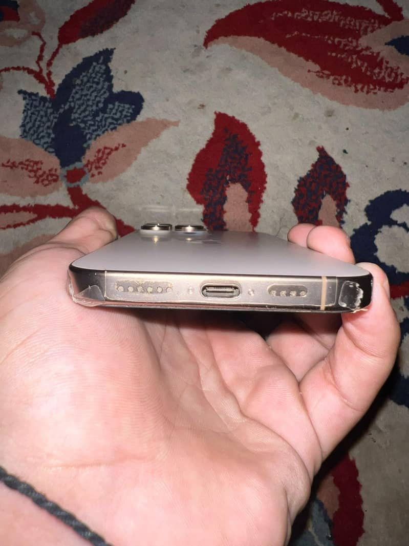 Apple iPhone 16 Pro Max 4