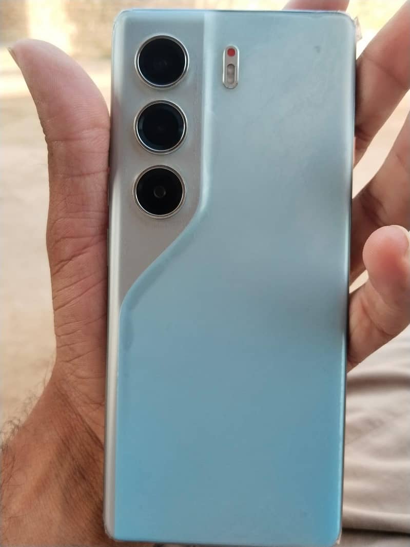 Tecno CAMON 40 Pro 1