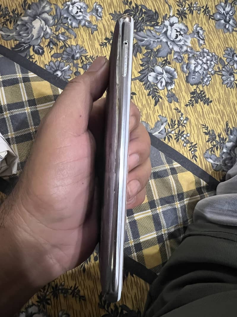 Sharp Aquos R2 3