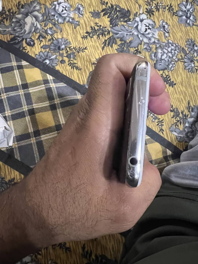 Sharp Aquos R2 4