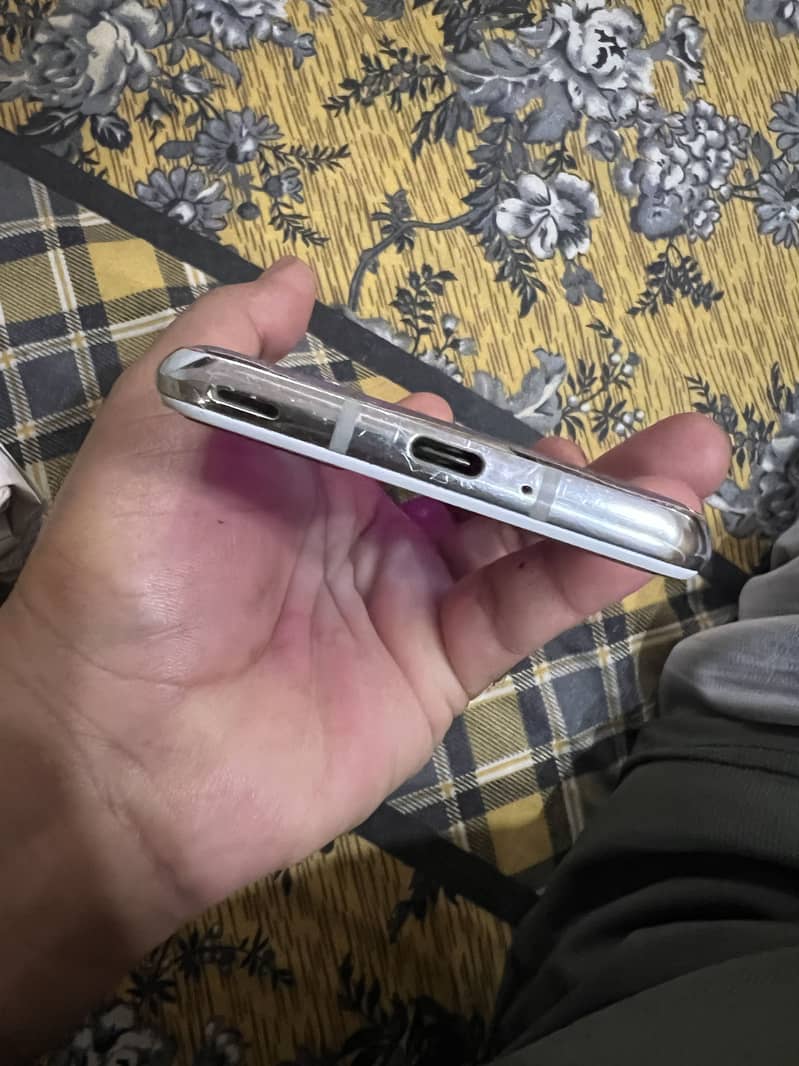 Sharp Aquos R2 5