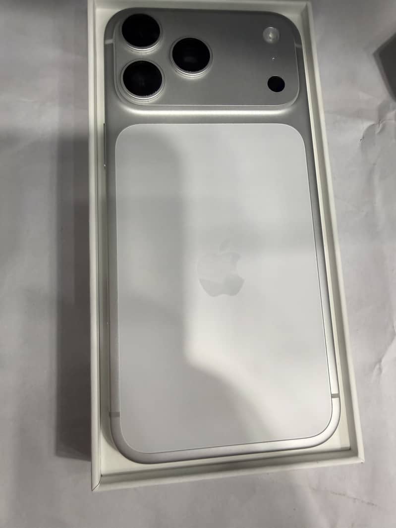 Apple iPhone 17 Pro Max 3