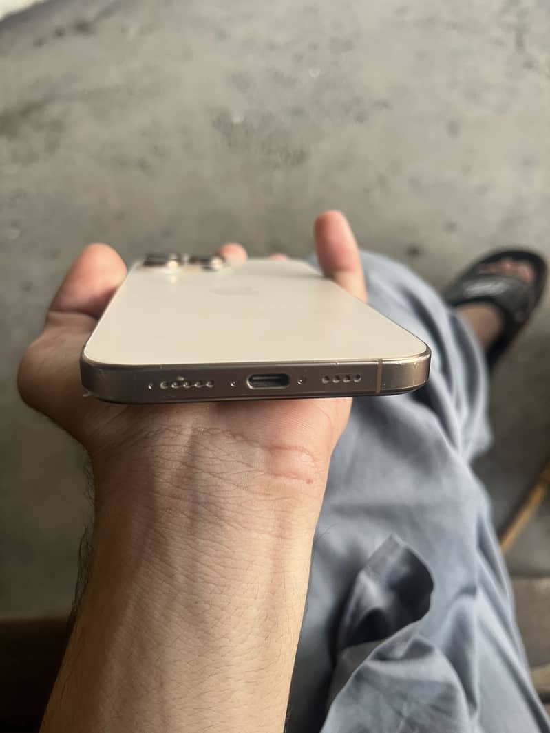Apple iPhone 16 Pro Max 3