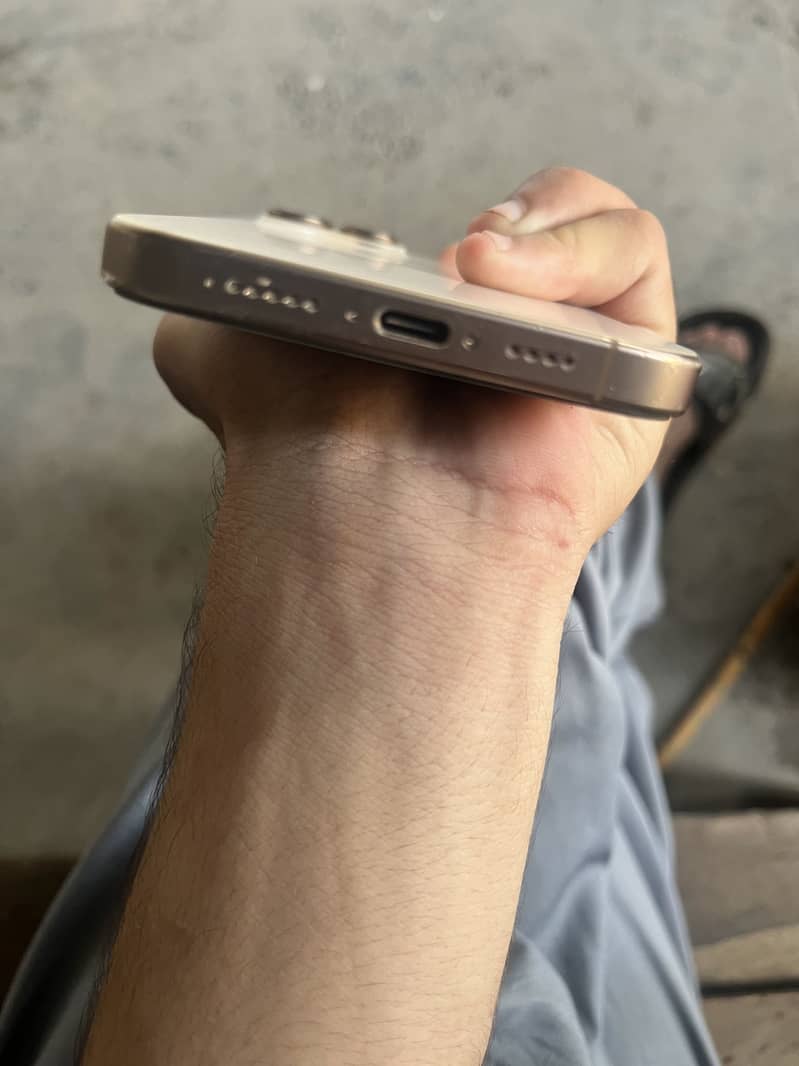 Apple iPhone 16 Pro Max 4