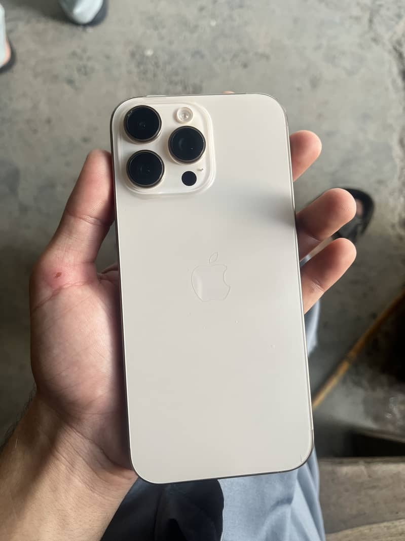 Apple iPhone 16 Pro Max 9