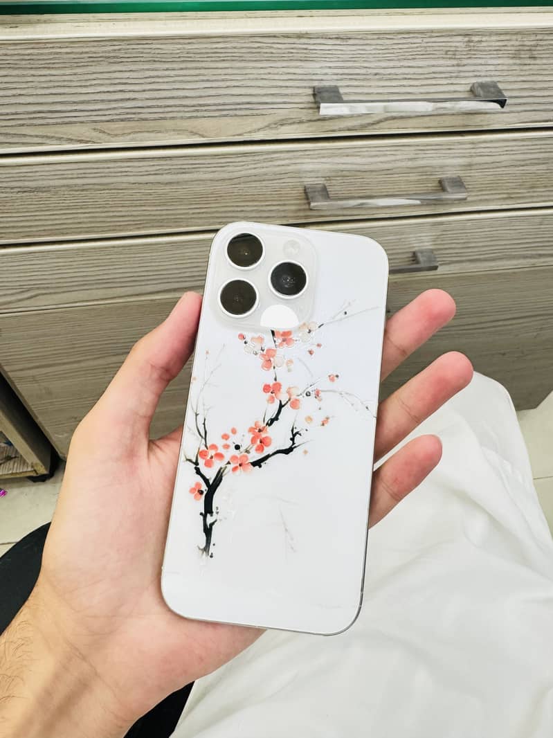 Apple iPhone 16 Pro 0