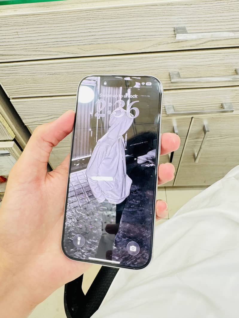 Apple iPhone 16 Pro 1