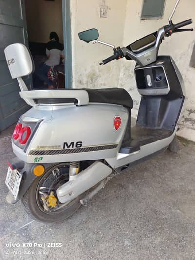 Metro M6 Lithium Scooty