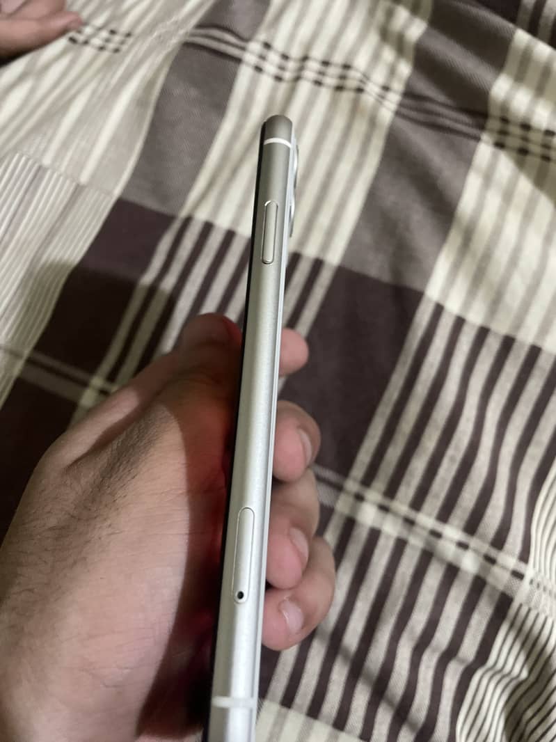 Apple iPhone 11 4