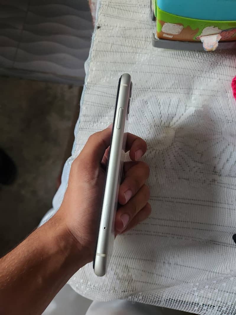 Apple iPhone 11 3