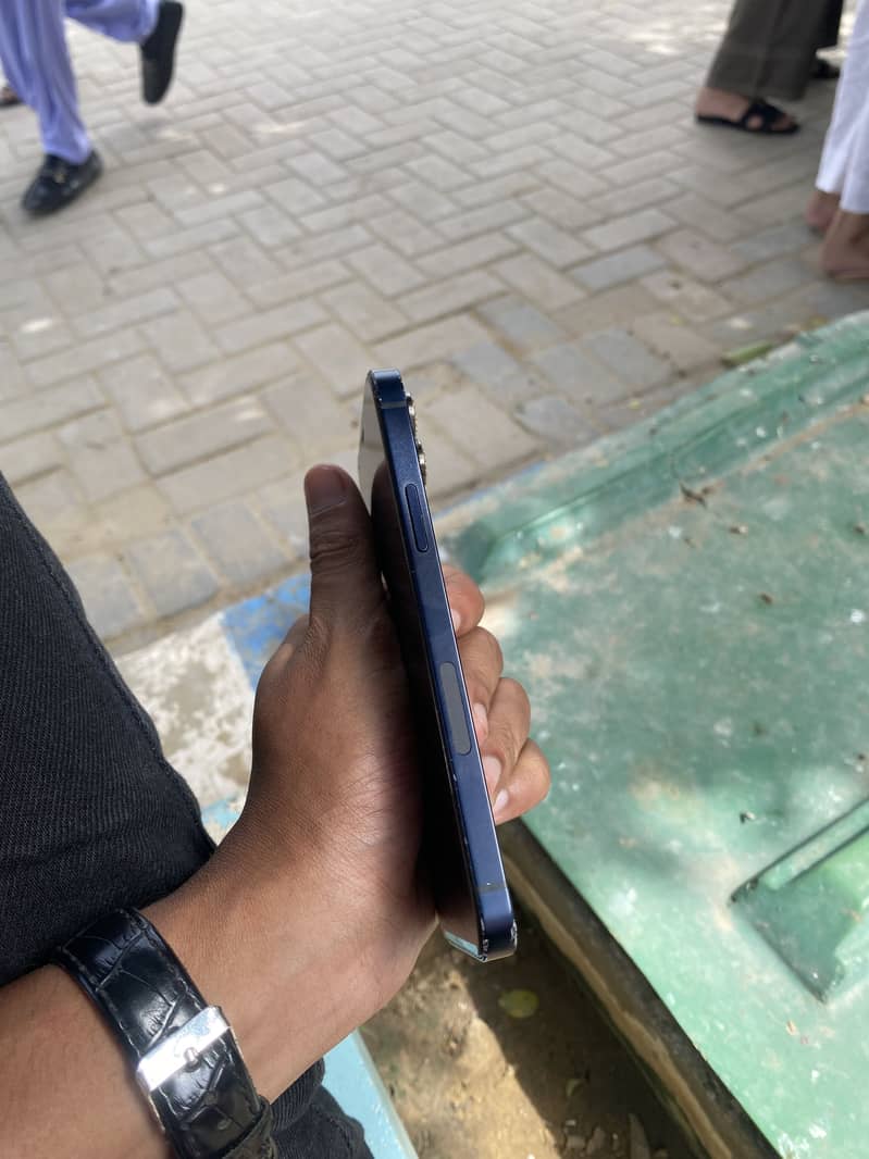 Apple iPhone 12 4