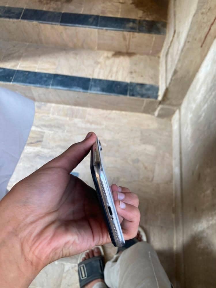 Apple iPhone X 4