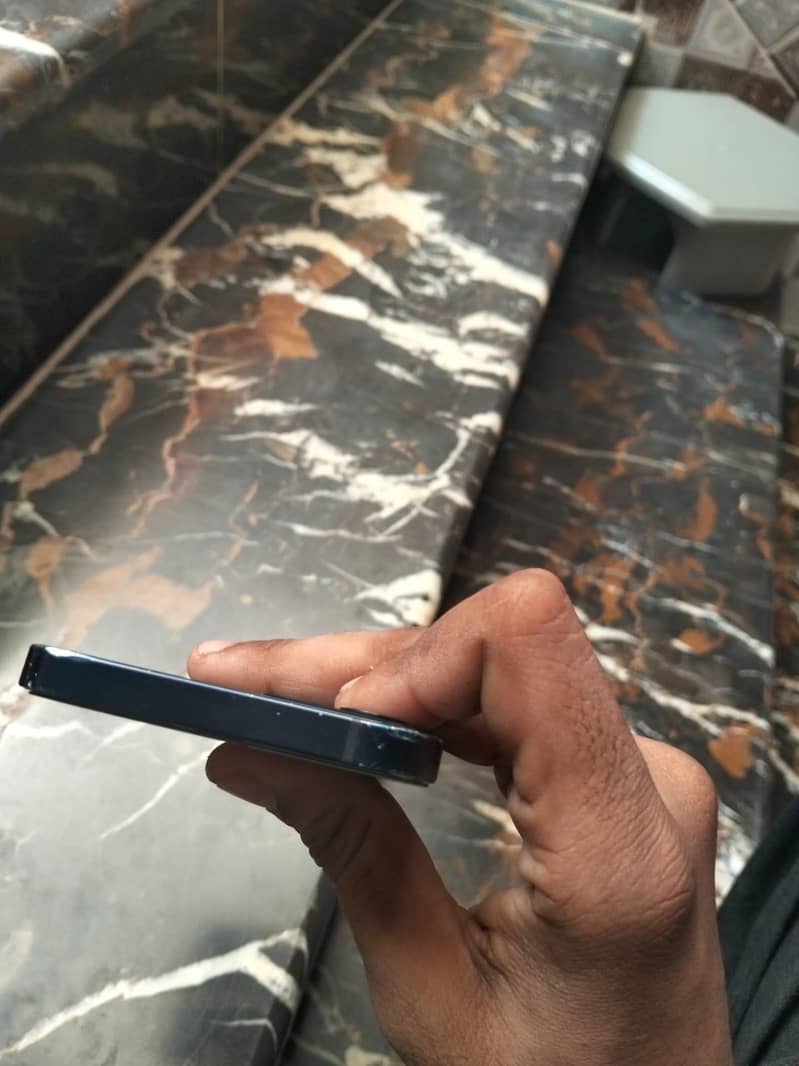Apple iPhone 12 6