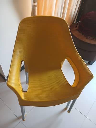 6 plastic chairs with table
