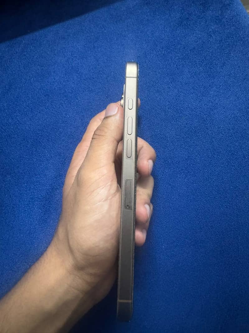 Apple iPhone 16 Pro Max 4