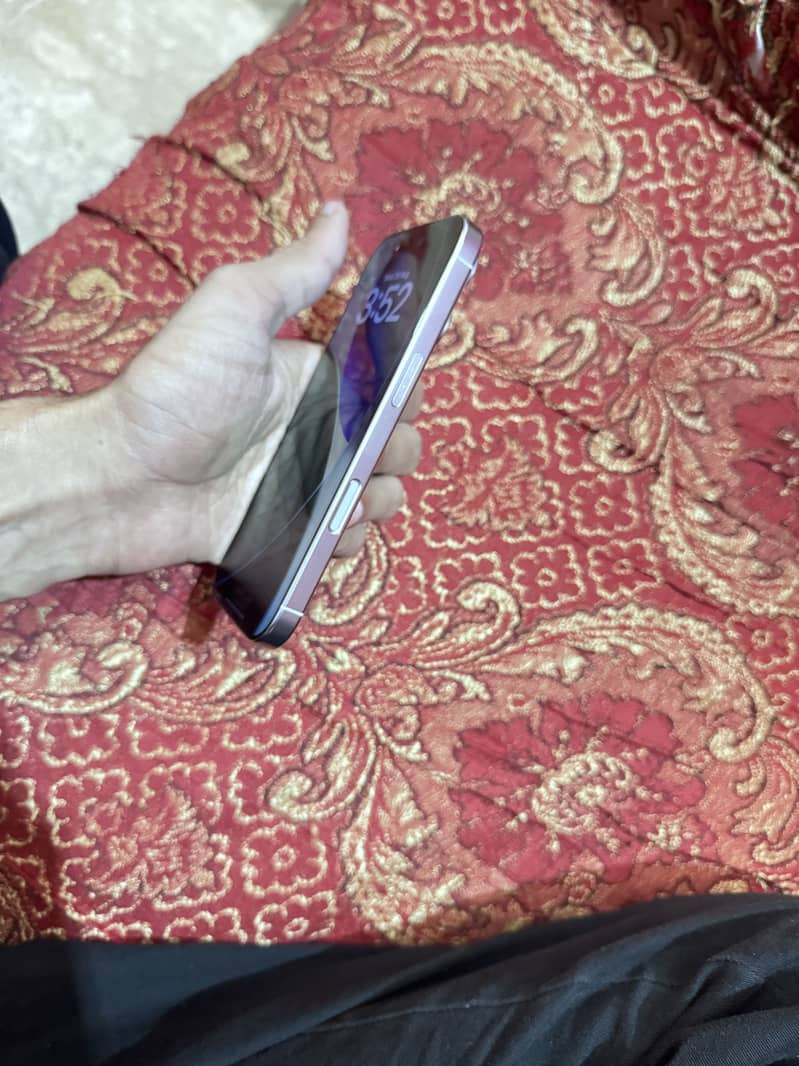 Apple iPhone 16 Pro 2