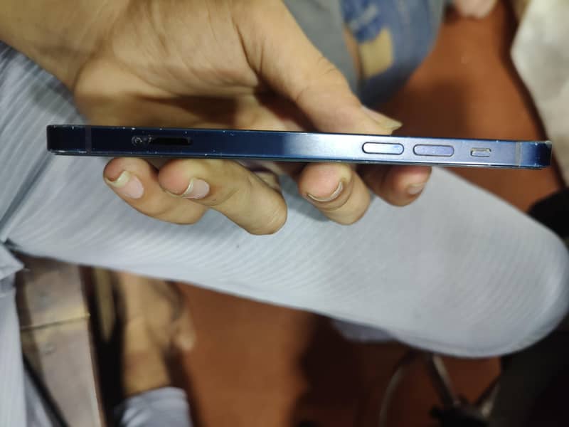 Apple iPhone 12 4