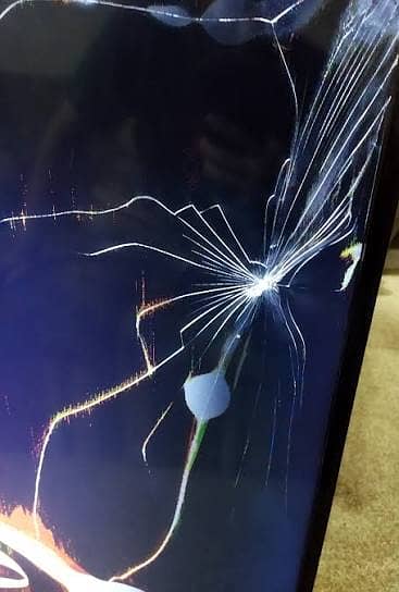 Broken screen LED TV for sale