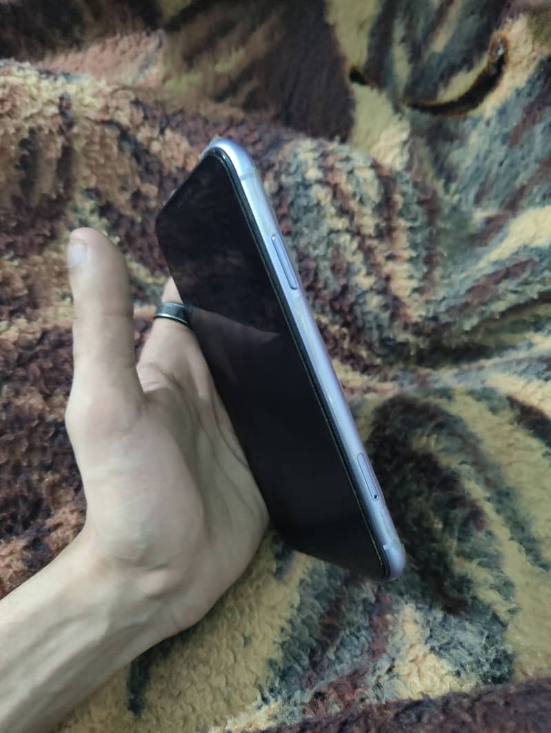 Apple iPhone 11 7